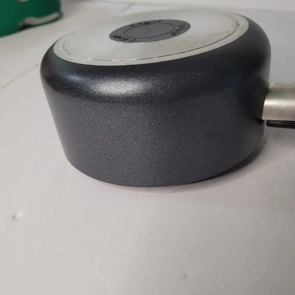 Fantastic 1 Quart Black Pot - Like New Condition!